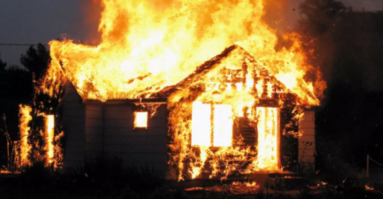 При тушении пожара в доме пострадал житель Донетчины