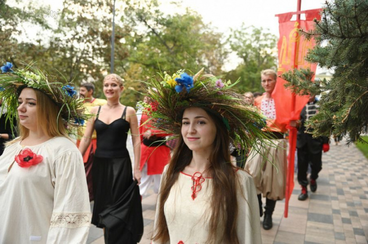 Костюмированное шествие: театральный фестиваль в Мариуполе собрал актеров со всей Украины (ФОТО)