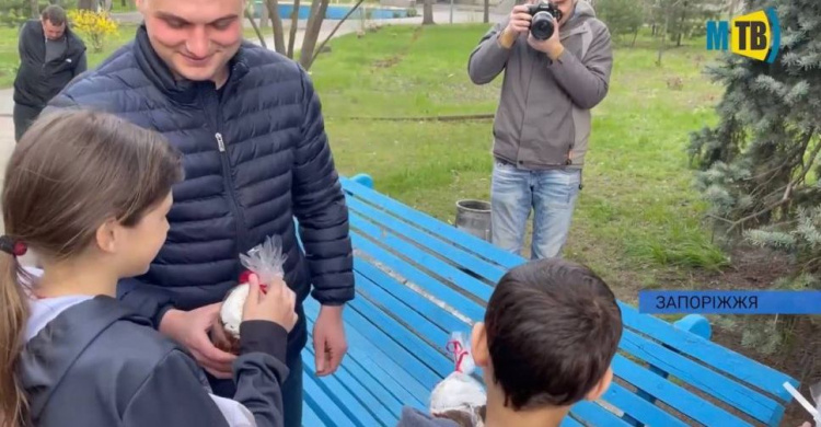 Беженцев из Мариуполя поздравили с грядущей Пасхой в Запорожье