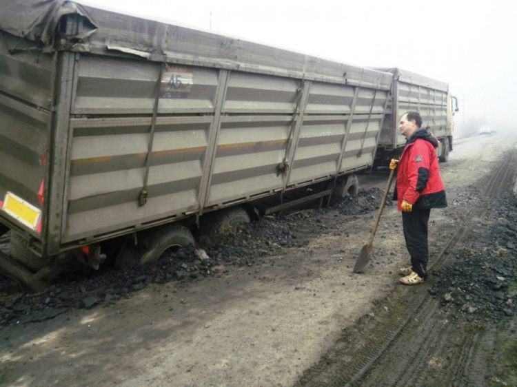 Перегруженная фура в Донецкой области разрушила дорогу между селами (ФОТО)