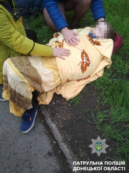 Не успела среагировать: в Мариуполе ребенок попал под колеса автомобиля (ФОТО)
