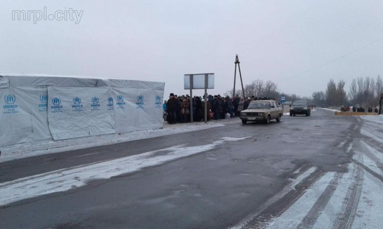 КПВВ Донбасса завалило снегом и обесточило (ФОТО)