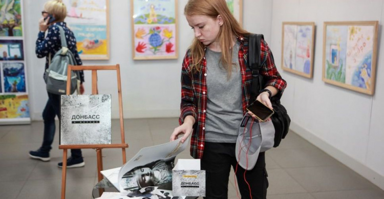 В Мариуполе открылась выставка детских работ «Мирное лето – детям Донбасса» (ФОТО)