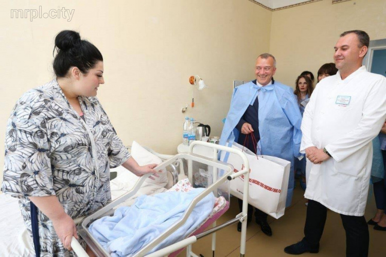 В День защиты детей генеральный директор ММКИ Юрий Зинченко с подарками навестил новорожденных в перинатальном центре (ФОТО)