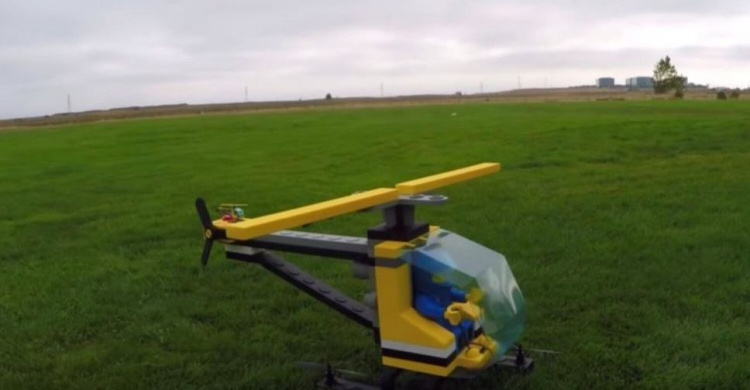 Американец построил гигантский беспилотный Lego вертолет (ВИДЕО)
