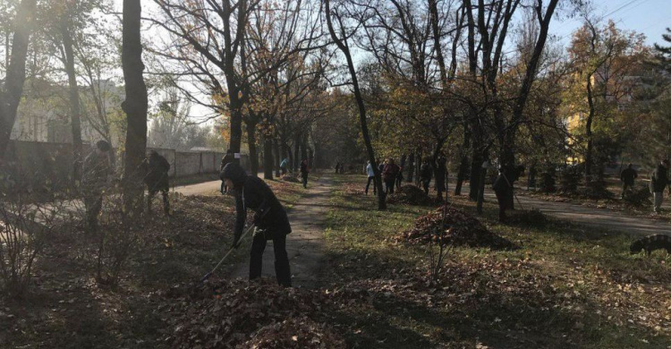 Тысячи мариупольцев вышли на улицы города (ФОТО)