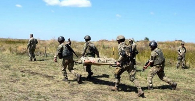 В Донбассе раненых украинских бойцов уносили с поля боя под обстрелами