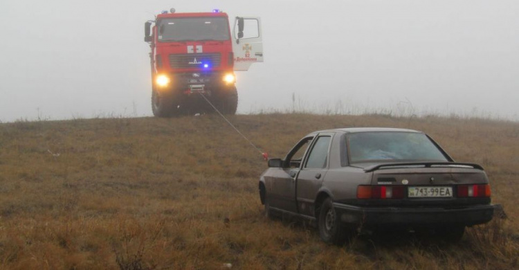 В Донецкой области густой туман привел водителя на дно глубокого кювета (ФОТО)
