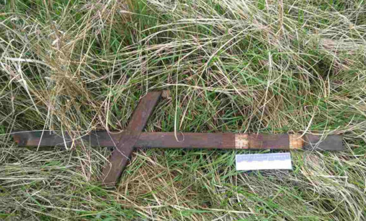 На Донетчине мужчина убил крестом на кладбище женщину - не поделили поминальные конфеты (ФОТО)