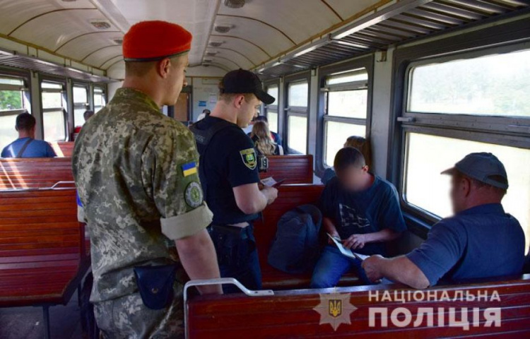 В поезде Мариуполь – Волноваха искали оружие (ФОТО+ВИДЕО)