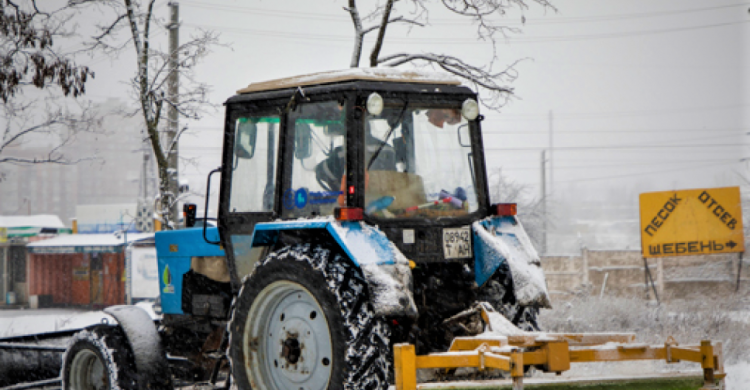 Борьба со снегом: в Мариуполе продолжают очистку и посыпку дорог и тротуаров