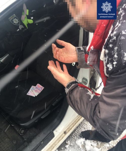 В Мариуполе нетрезвый водитель «осыпал» деньгами патрульный автомобиль