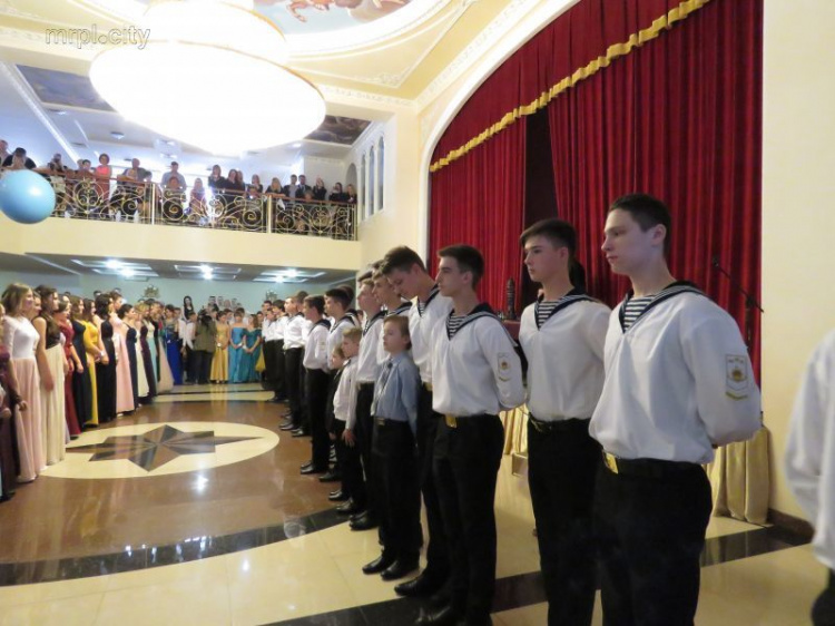 Торжество эстетики: в Мариуполе будущие моряки сошлись на кадетском балу (ФОТО)