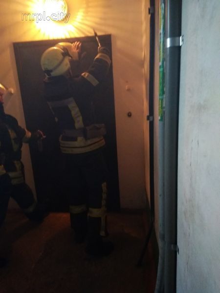 В Мариуполе полицейские и спасатели «выцарапывали» из тамбура опасного соседа (ФОТО)