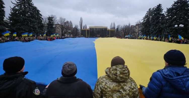 Гигантский флаг развернули жители Донетчины под открытым небом (ФОТО)