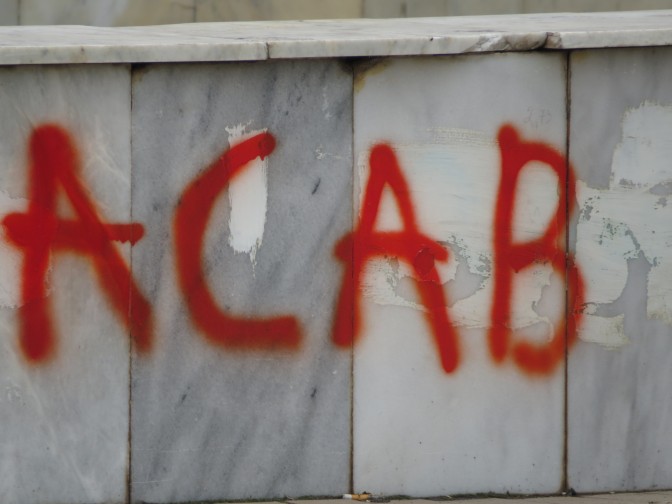 Мариупольские вандалы обезобразили площадь Воинов-освободителей (ФОТОФАКТ)