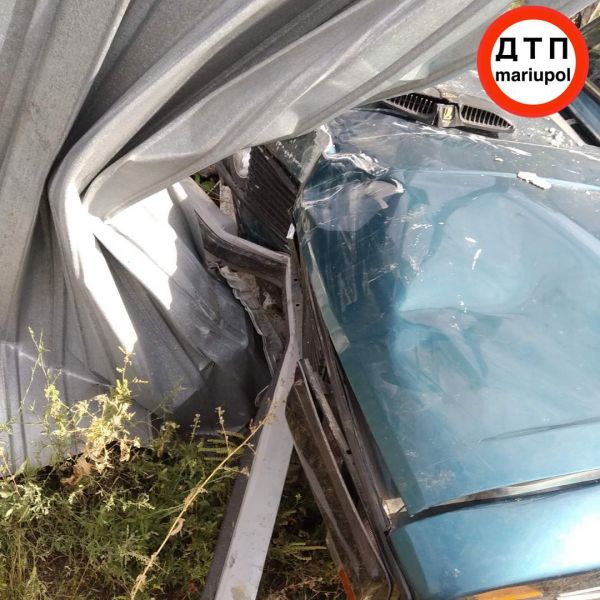 Череда ДТП в Мариуполе: пьяный водитель снес забор, два автомобиля столкнулись на перекрестке
