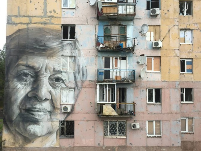 Австралийский художник нарисовал лицо женщины на стене многоэтажки в Авдеевке