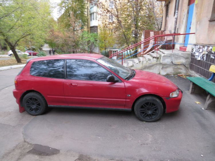 Красный Hyundai в центре Мариуполя «сводит с ума» людей (ФОТО+ВИДЕО)