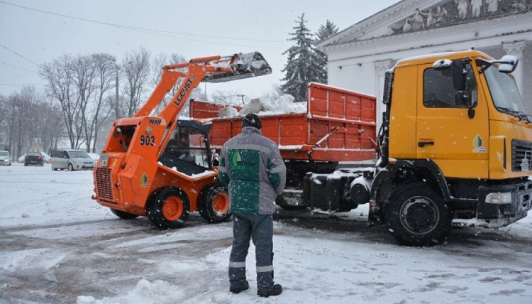«Дороги и тротуары очищены полностью»: в Мариуполе более 60 машин убирают снег с городских улиц (ФОТО)