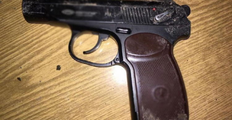 Под Мариуполем мужчина с оружием угрожал полицейским (ФОТО)