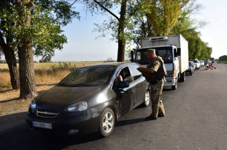 Наркотики и оружие: на блок-постах Донбасса 66 нарушений (ФОТО)