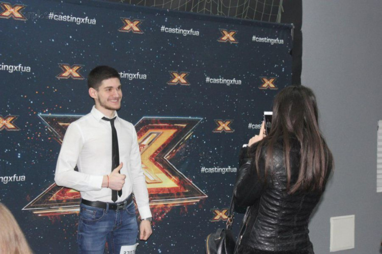 Предотбор «X-Фактора»-9 в Мариуполе: более 100 вокалистов удивляют организаторов (ФОТО)