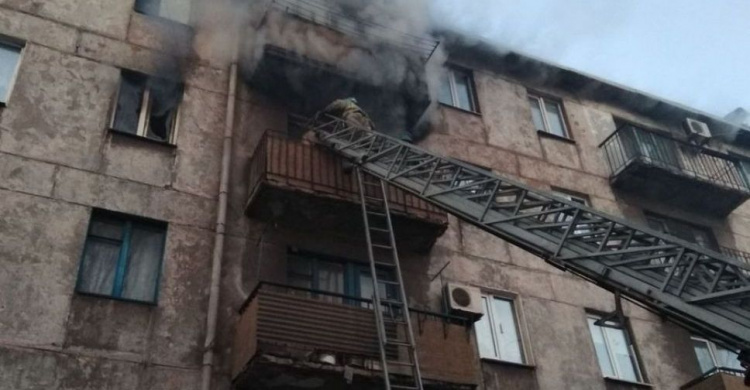 Мариуполец остался на балконе горящей квартиры: понадобилась помощь спасателей (ФОТО+ВИДЕО)