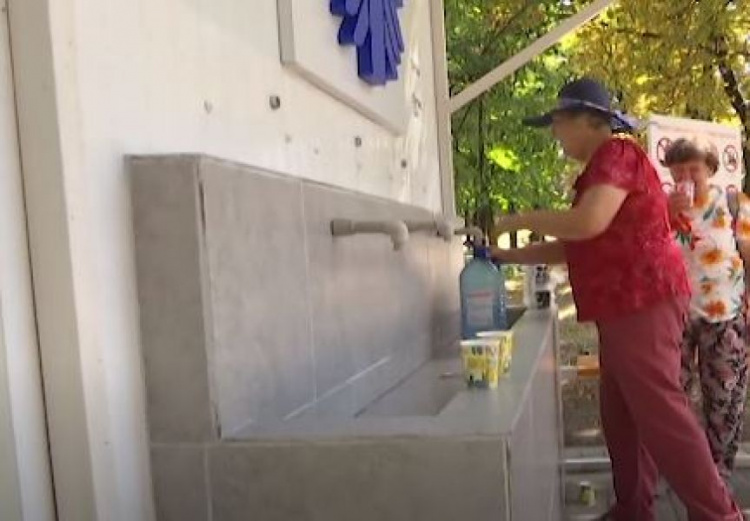 Жителей прифронтового города на Донетчине обеспечили бесплатной питьевой водой