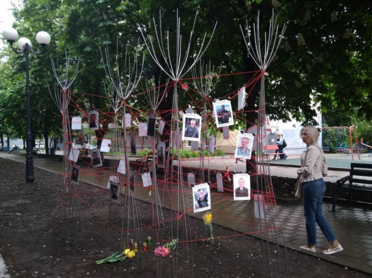 В центре Мариуполя появилась необычная инсталляция в память о погибших (ФОТОФАКТ)