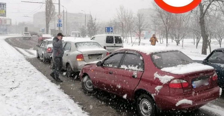 Всплеск аварий в Мариуполе: на заснеженных дорогах столкнулись автомобили