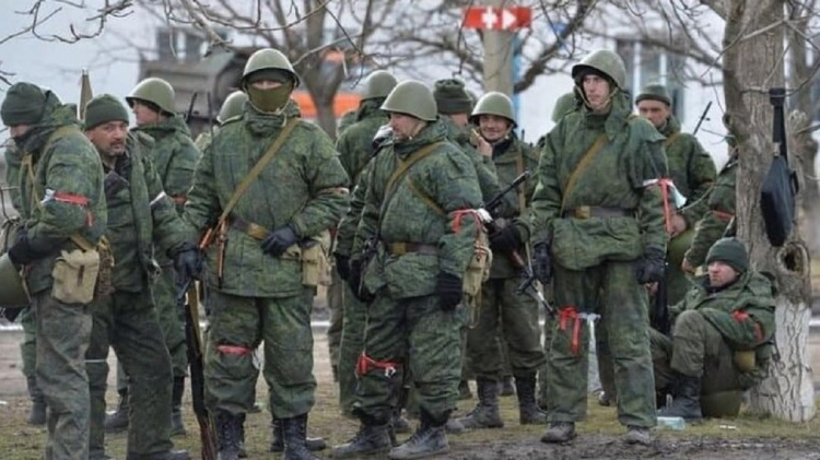 У Маріуполі розпочався осінній призов: росіяни прагнуть примусово мобілізувати юнаків