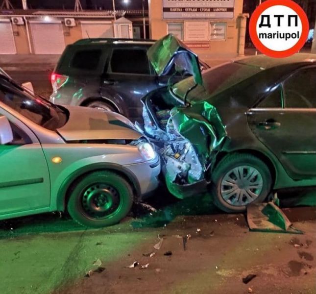 В Мариуполе водитель, скрываясь с места аварии, попал в тройное ДТП