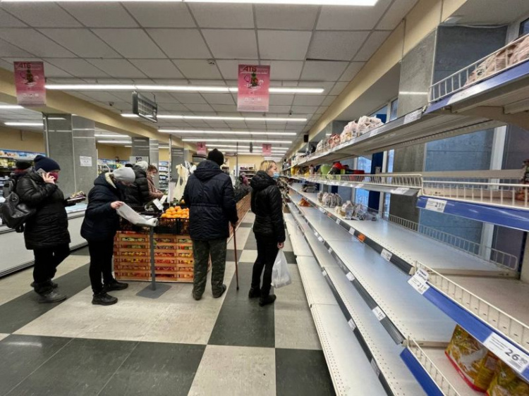 Мариупольские супермаркеты пустеют: нет воды, хлеба и макарон