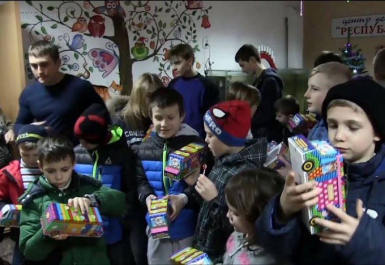 Военные в Мариуполе оказали помощь детям (ФОТО+ВИДЕО)
