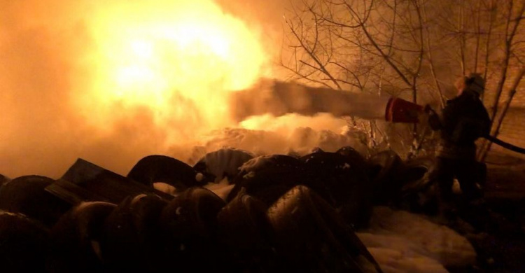 Зарево горящих шин: на окраине Мариуполя около часа тушили огонь