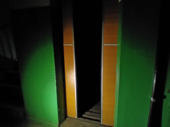 Мариупольцы 10 месяцев выживают в многоэтажке без лифта: Пенсионеры без хлеба и доступа «скорой», дети без прогулок (ФОТО)