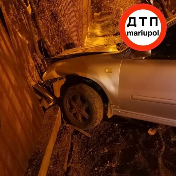 В Мариуполе водитель врезался в забор и сбежал с места аварии
