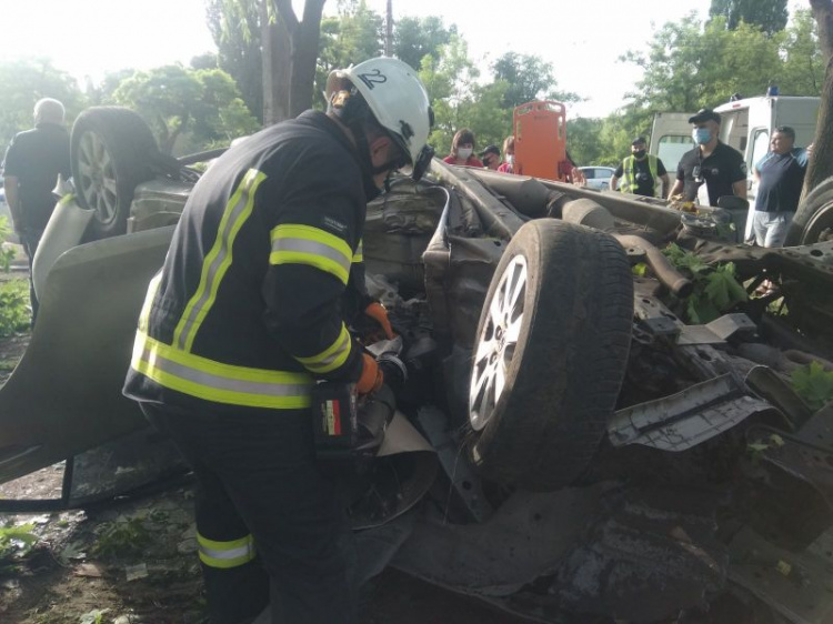 Трагедия на мариупольском проспекте: разбитый всмятку автомобиль перевернулся вверх дном (ДОПОЛНЕНО)