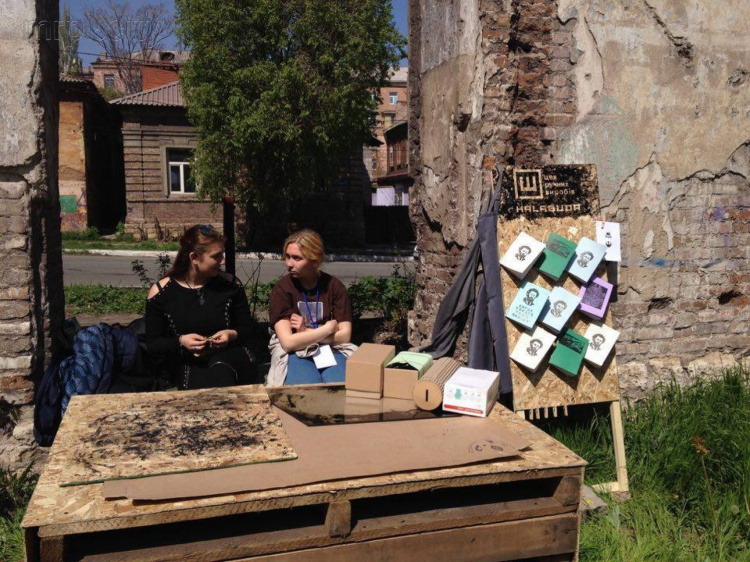 Мариупольские подростки на развалинах синагоги провели арт-пикник (ФОТО)