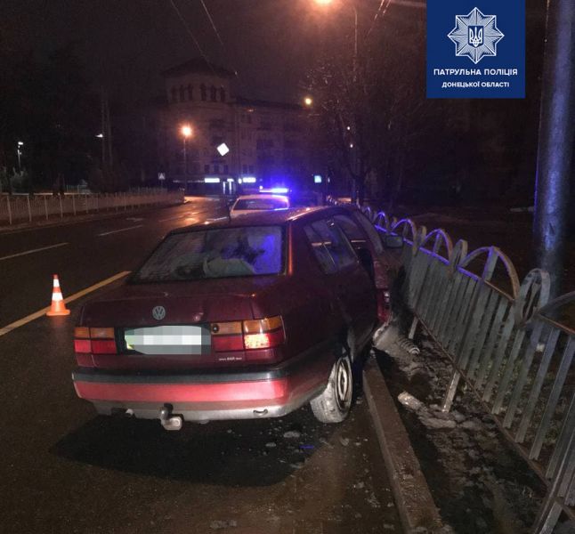 Пьяный водитель протаранил металлическое ограждение на театральном кольце в Мариуполе