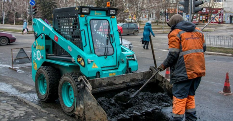 В Мариуполе с помощью специальной машины чистят ливневки (ФОТО)