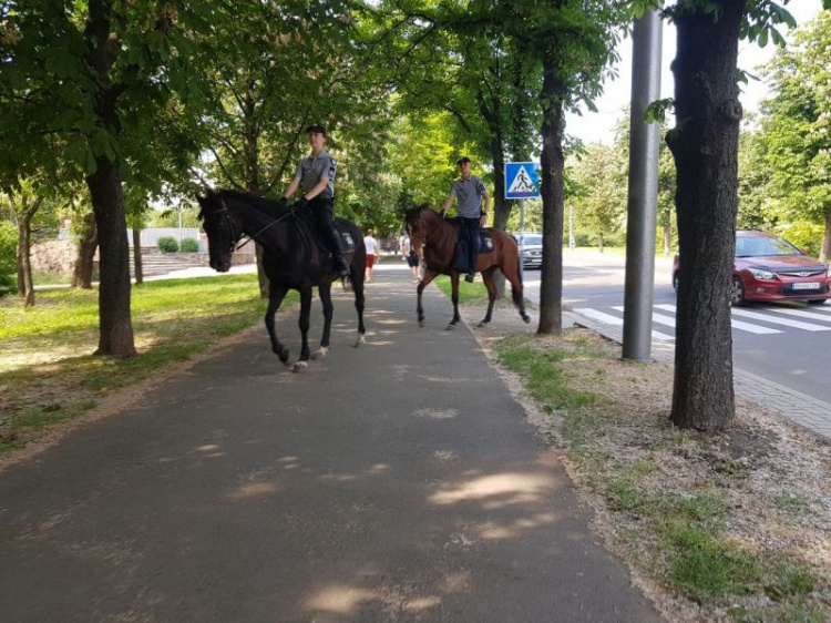 На лошадях и велосипедах: Мариуполь патрулирует туристическая полиция