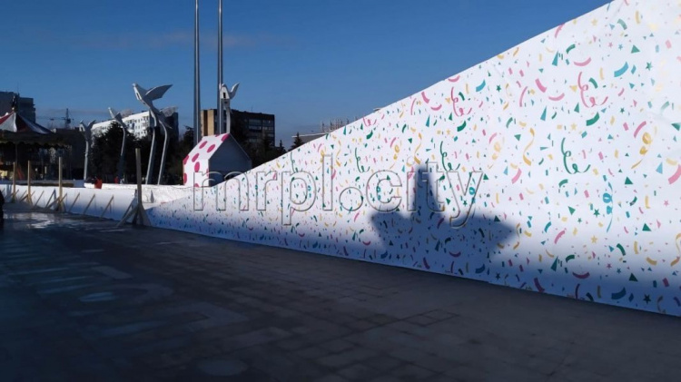 На площади Свободы и Мира в Мариуполе заработал новый аттракцион (ВИДЕО)