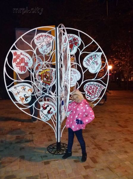 Социальные сети заполонили селфи мариупольцев с «Деревом единения» (ФОТО+ВИДЕО)