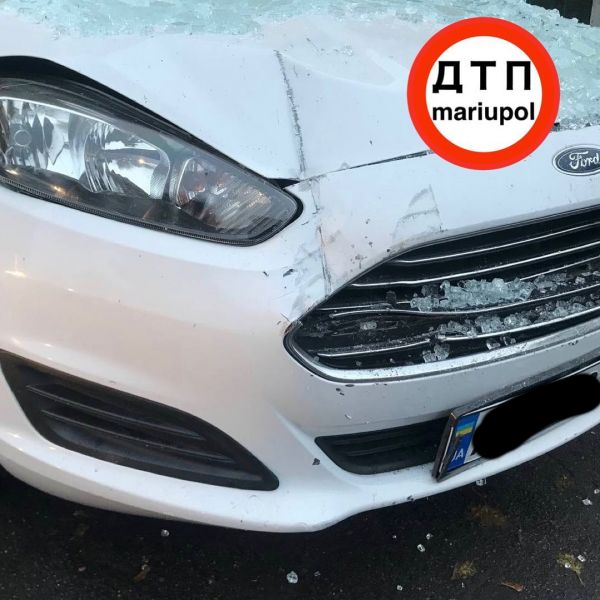 В Мариуполе автомобиль врезался в остановку общественного транспорта (ДОПОЛНЕНО)