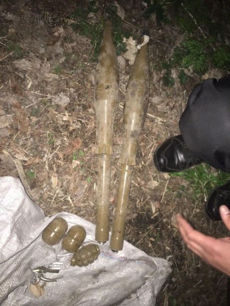 В Донецкой области у трассы нашли гранатометы (ФОТО)