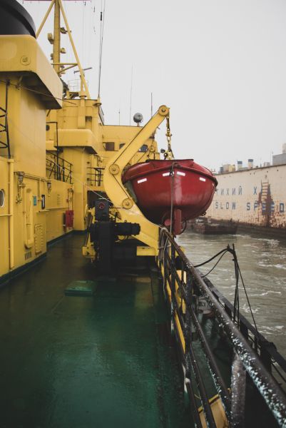 «Готов проводить караваны судов через ледяные ловушки»: в Мариуполе ледокол «Капитан Белоусов» введен в эксплуатацию после ремонта (ФОТО)