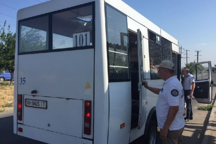 В Мариуполе проверили, могут ли пассажиры безопасно ездить в маршрутках (ФОТО)