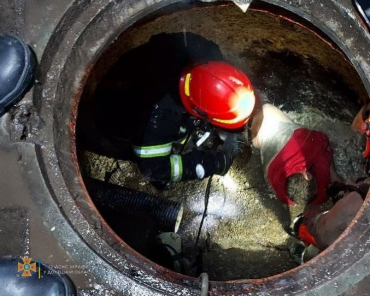 В Мариуполе двое мужчин не могли выбраться из канализационного колодца